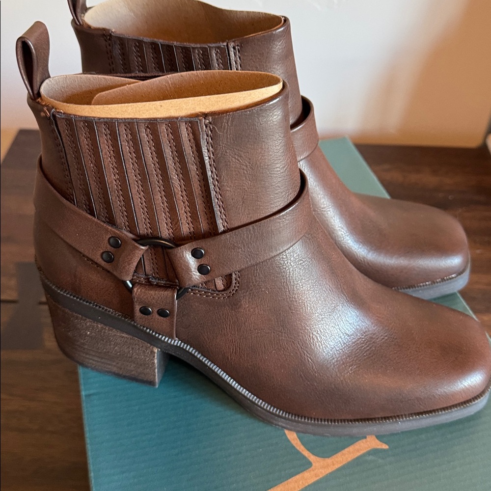 Big on Comfort low rise dark brown boots. NWT